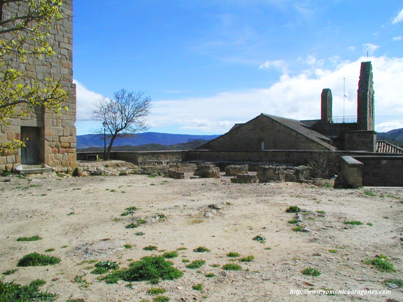 RECINTO DEL CASTILLO. AL FONDO, MURO OESTE DEL TEMPLO